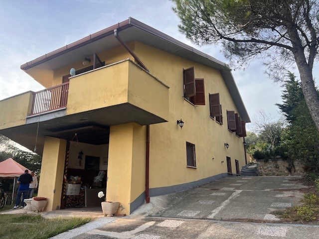 casa indipendente in vendita a Calvi dell'Umbria