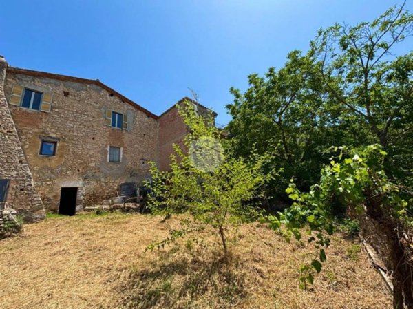 casa indipendente in vendita a Calvi dell'Umbria
