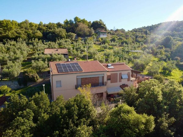 casa indipendente in vendita a Calvi dell'Umbria