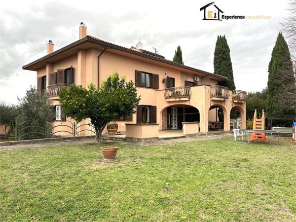 casa indipendente in vendita a Calvi dell'Umbria