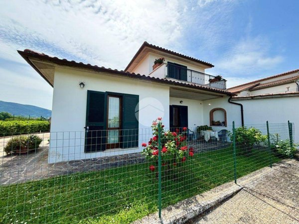 casa indipendente in vendita a Calvi dell'Umbria