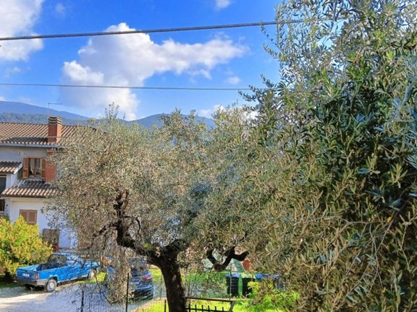 casa indipendente in vendita a Calvi dell'Umbria