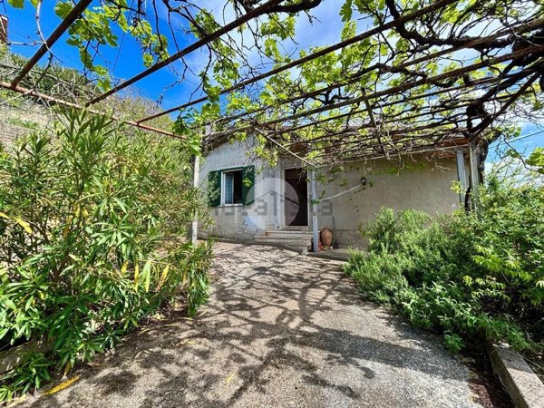 casa indipendente in vendita a Calvi dell'Umbria