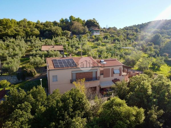 casa indipendente in vendita a Calvi dell'Umbria