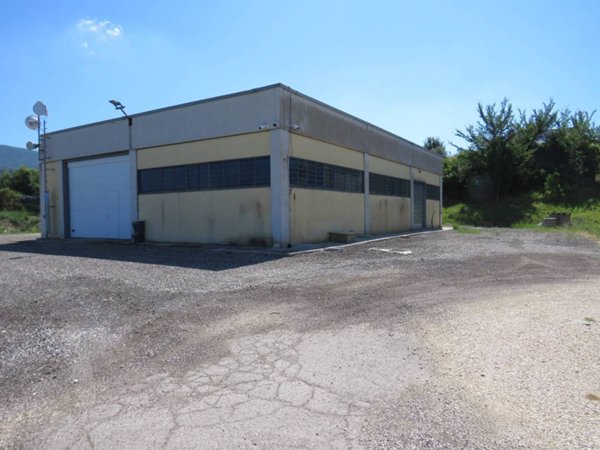 locale commerciale in vendita a Calvi dell'Umbria