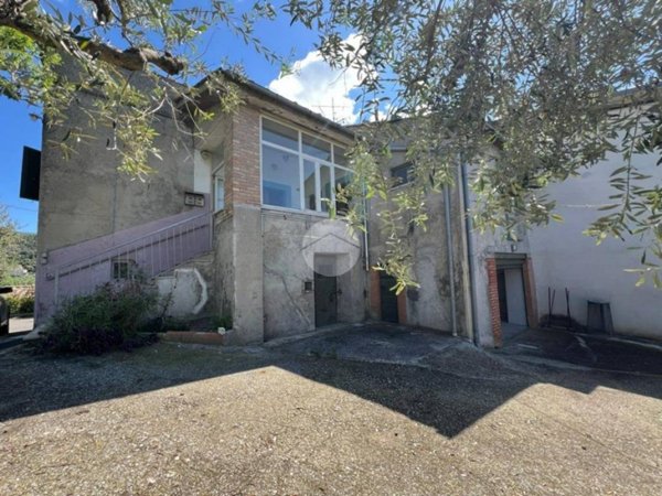 casa indipendente in vendita a Calvi dell'Umbria