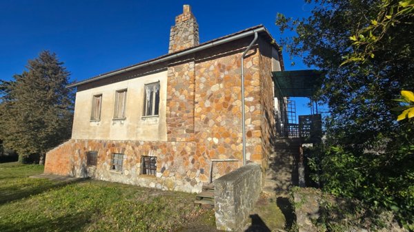 casa indipendente in vendita a Castel Viscardo in zona Monterubiaglio