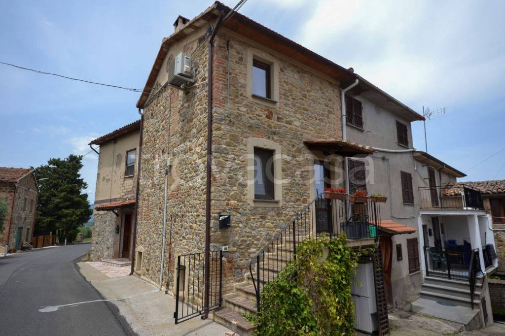 casa indipendente in vendita a Fabro