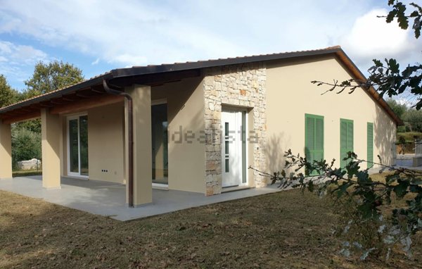 casa indipendente in vendita a Fabro