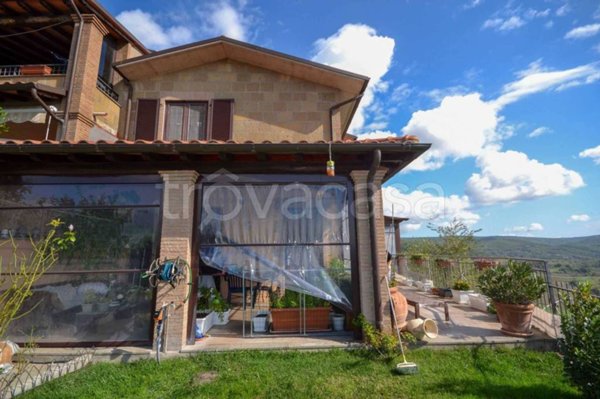 casa indipendente in vendita a Fabro