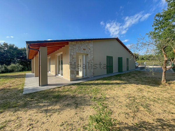 casa indipendente in vendita a Fabro