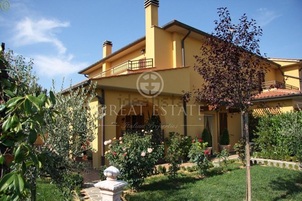 casa indipendente in vendita a Fabro