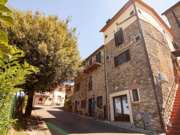 casa indipendente in vendita a Fabro