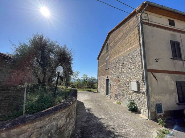 casa indipendente in vendita a Fabro