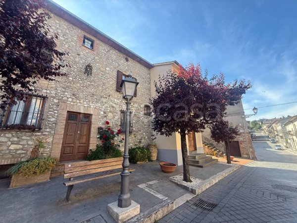 casa indipendente in vendita a Fabro