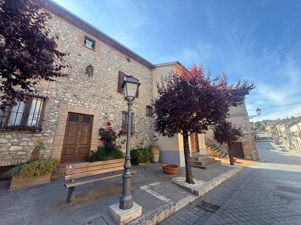 casa indipendente in vendita a Fabro