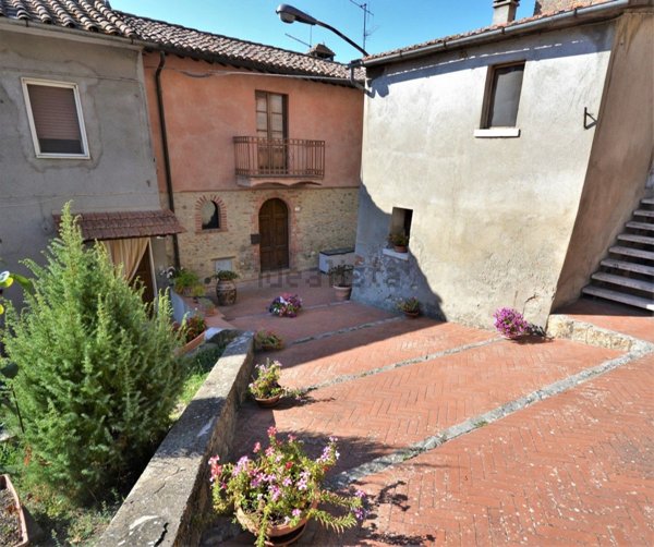 casa semindipendente in vendita a Fabro