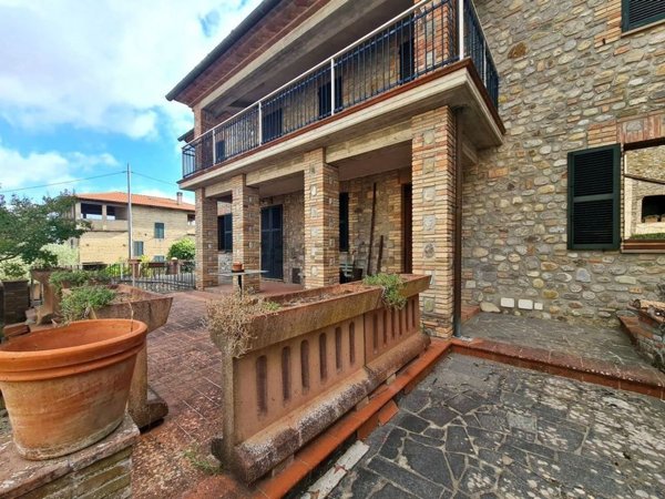 casa indipendente in vendita a Fabro