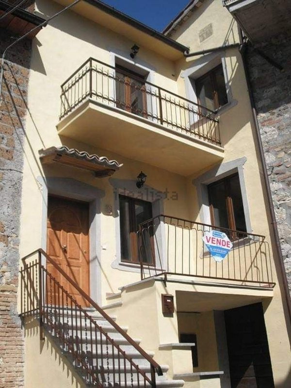 casa indipendente in vendita a Fabro