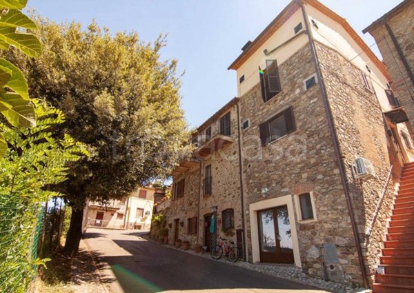 casa indipendente in vendita a Fabro