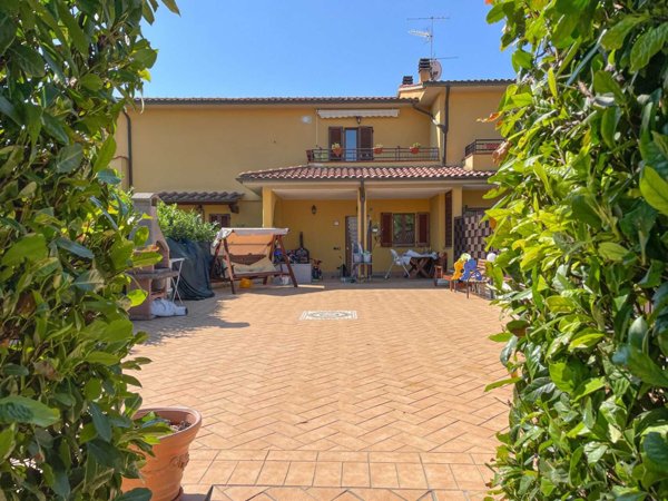 casa indipendente in vendita a Fabro