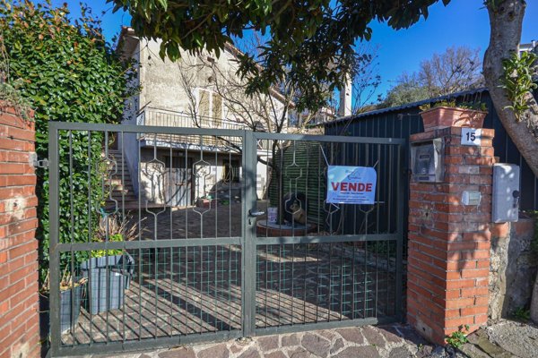 casa indipendente in vendita a Fabro