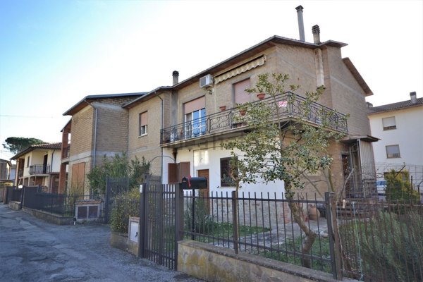 casa semindipendente in vendita a Fabro