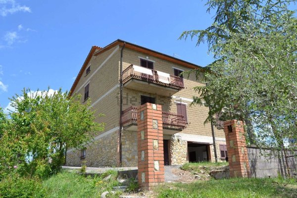 casa indipendente in vendita a Fabro