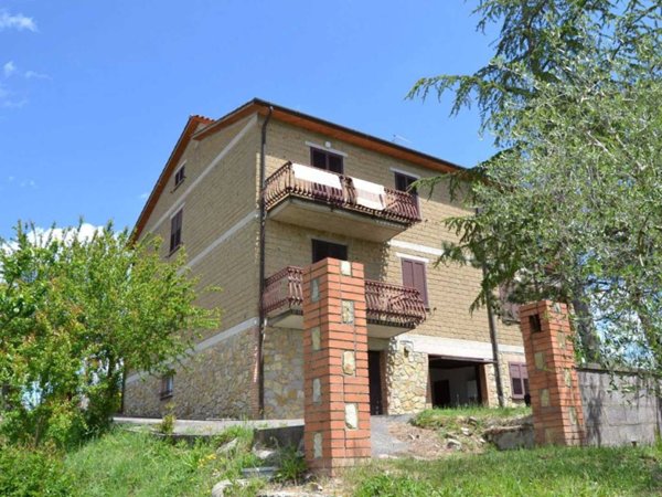 casa indipendente in vendita a Fabro