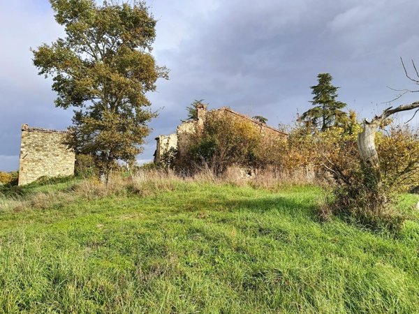 casale in vendita a Fabro