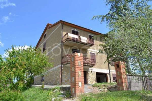 casa indipendente in vendita a Fabro