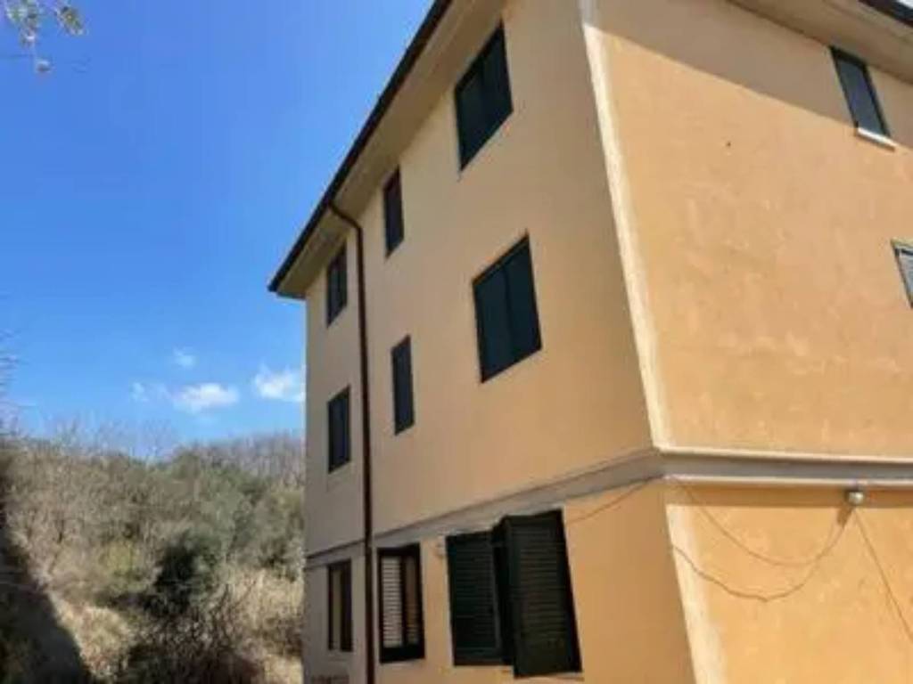 intera palazzina in vendita a Fabro in zona Fabro Scalo
