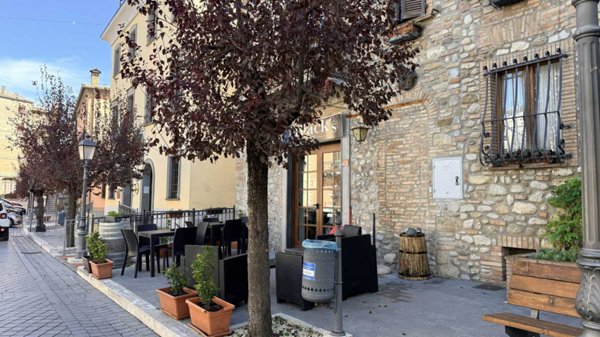 locale commerciale in vendita a Fabro