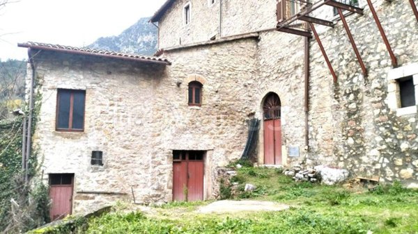 casa indipendente in vendita a Ferentillo in zona Macenano