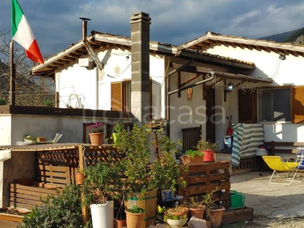 casa indipendente in vendita a Ferentillo in zona Macenano