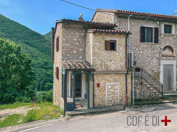 appartamento in vendita a Ferentillo in zona Macenano