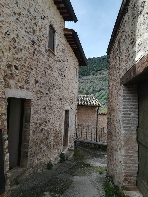 pentavano in vendita a Ferentillo in zona Le Mura