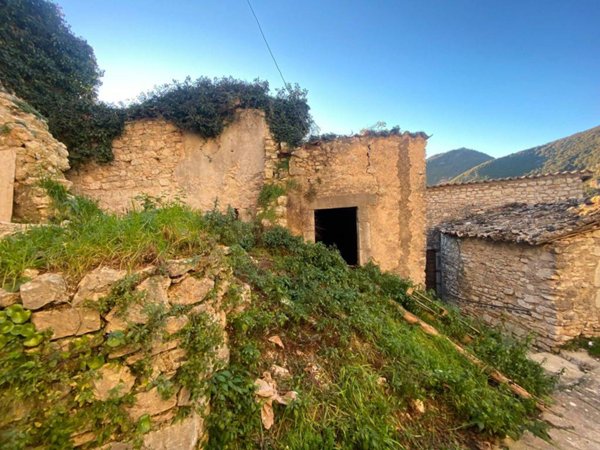 casa indipendente in vendita a Ferentillo