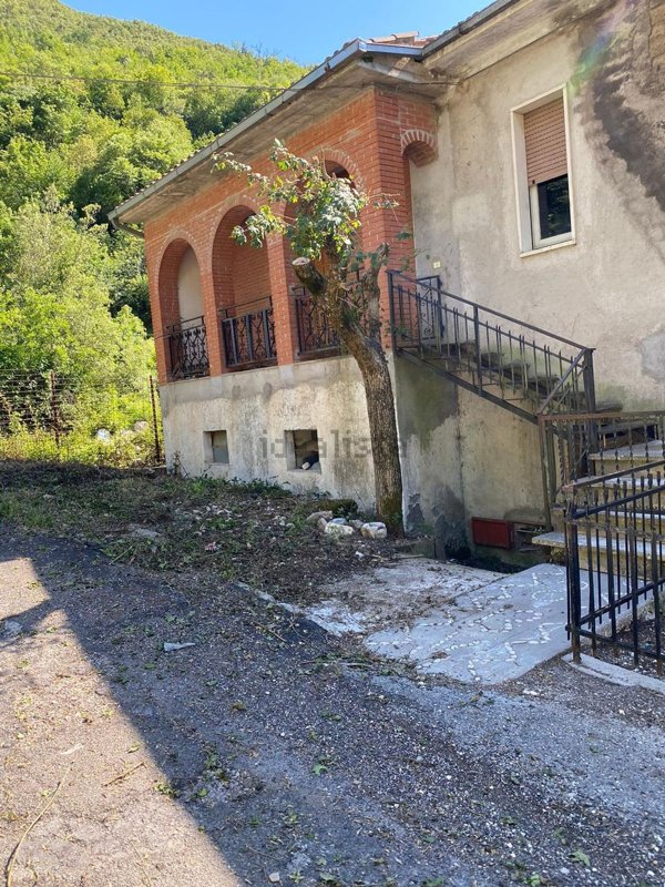 casa indipendente in vendita a Ferentillo in zona Terria