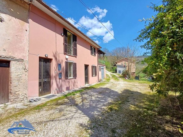 casa indipendente in vendita a Ferentillo