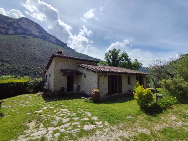 casa indipendente in vendita a Ferentillo