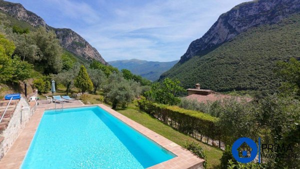 casa indipendente in vendita a Ferentillo