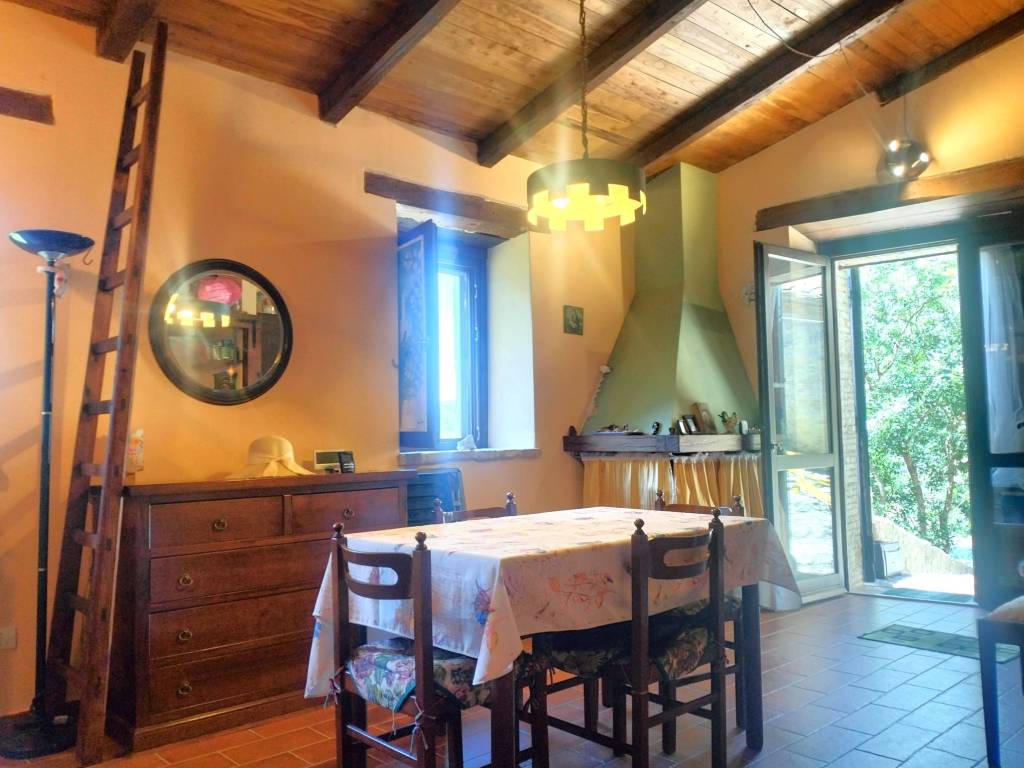 casa semindipendente in vendita a Ferentillo