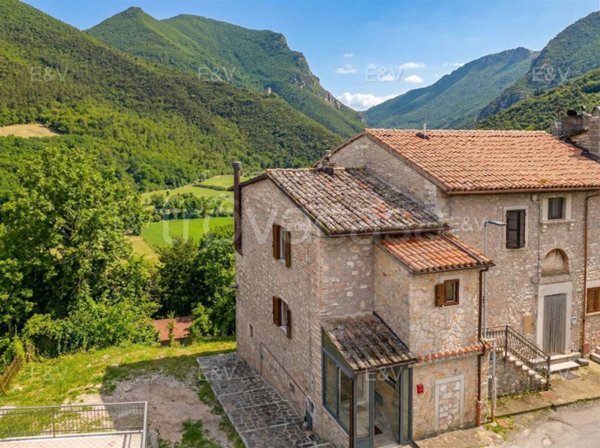 casa indipendente in vendita a Ferentillo in zona Macenano