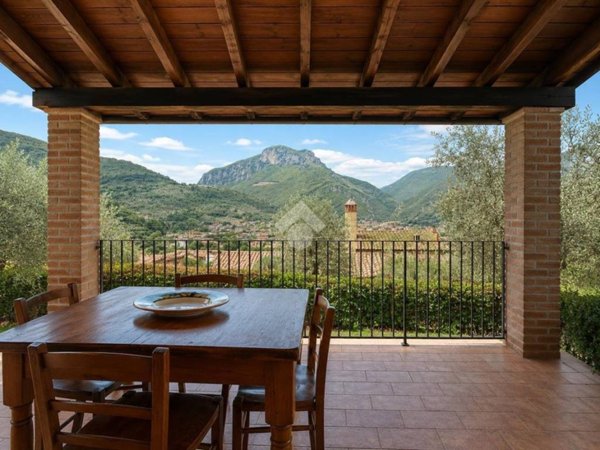 casa indipendente in vendita a Ferentillo