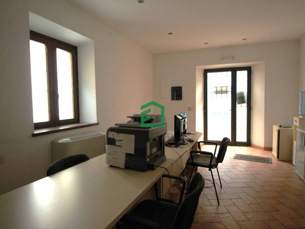 negozio in vendita a Giove