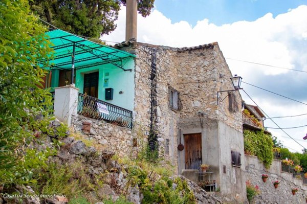casa indipendente in vendita a Guardea