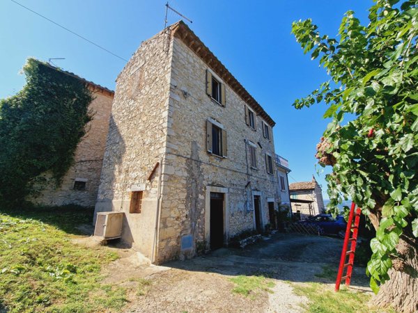 casa indipendente in vendita a Guardea