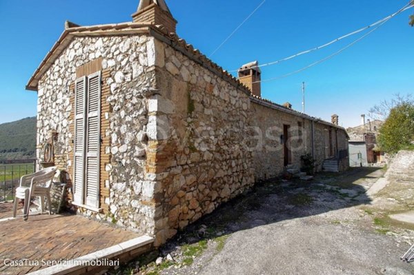casa indipendente in vendita a Guardea