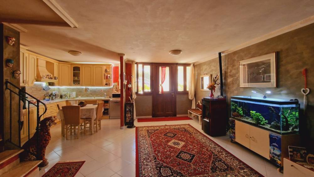 casa indipendente in vendita a Guardea in zona Poggio